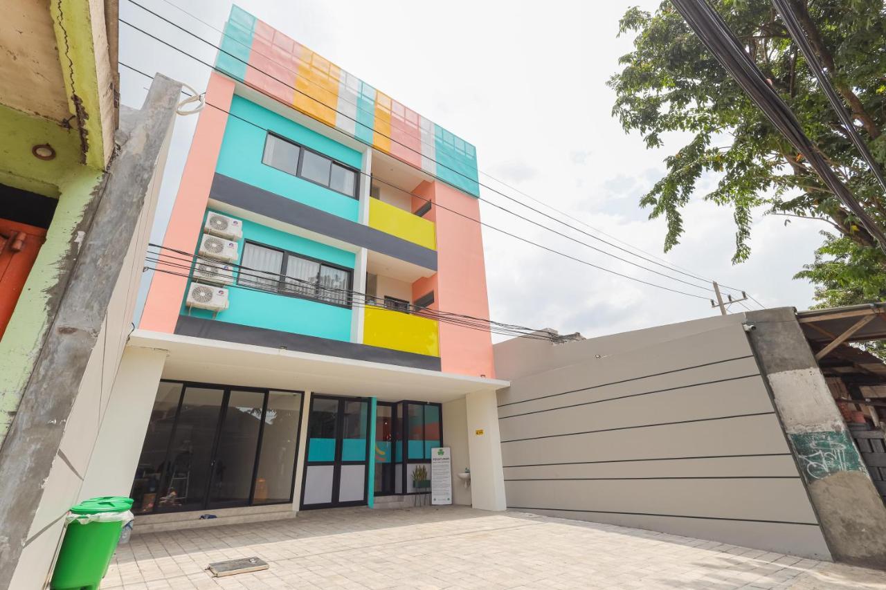 Sans Hotel Clover Ace Surabaya By Reddoorz Exterior foto