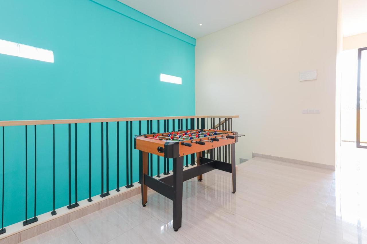 Sans Hotel Clover Ace Surabaya By Reddoorz Exterior foto