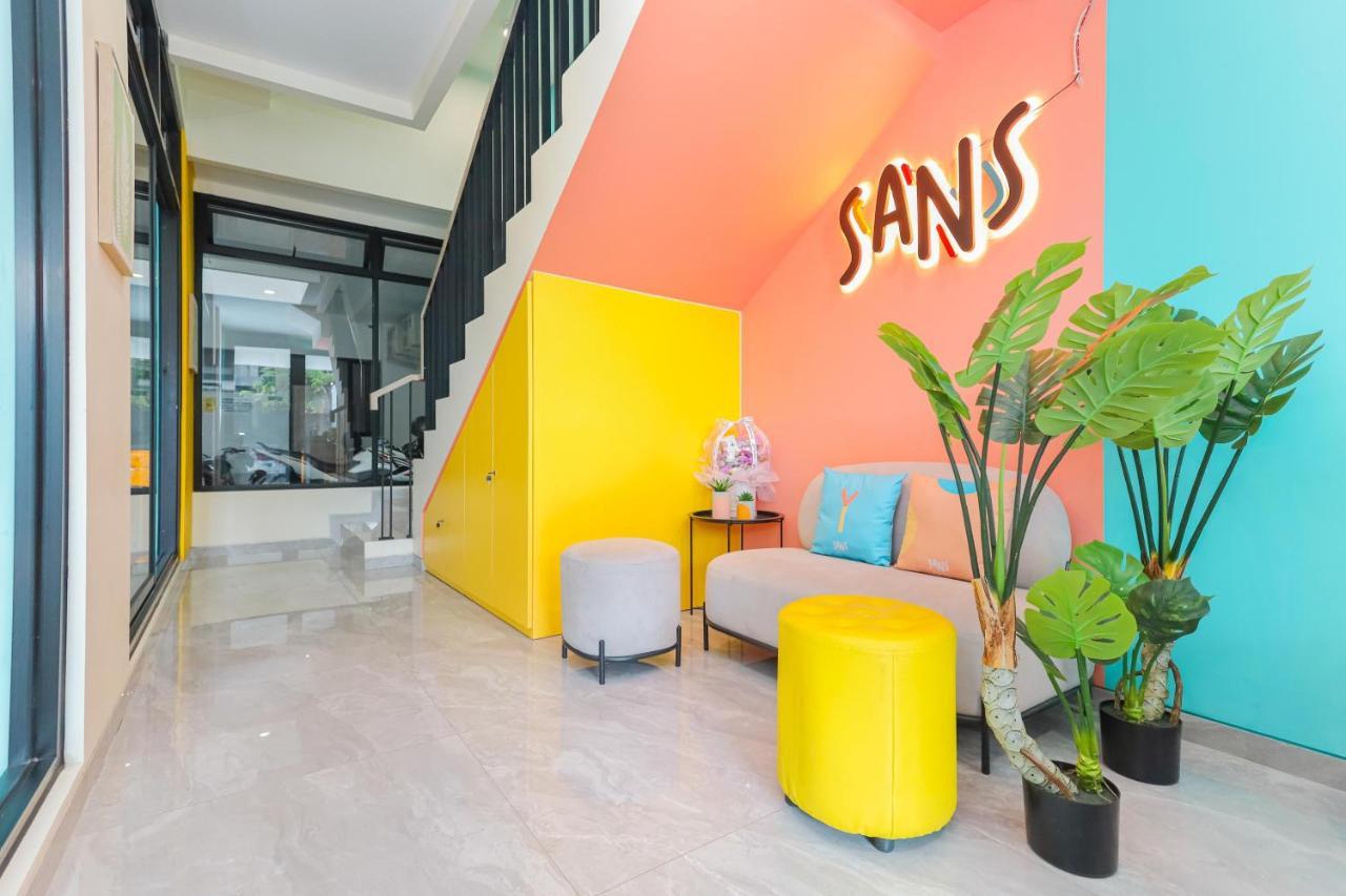 Sans Hotel Clover Ace Surabaya By Reddoorz Exterior foto